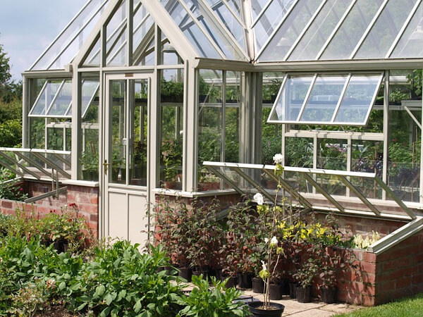 Gartengewächshaus mit geöffneten Fenstern