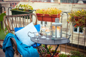 Balkon mit Tisch, Stuhl, Kerzen und Pflanzen